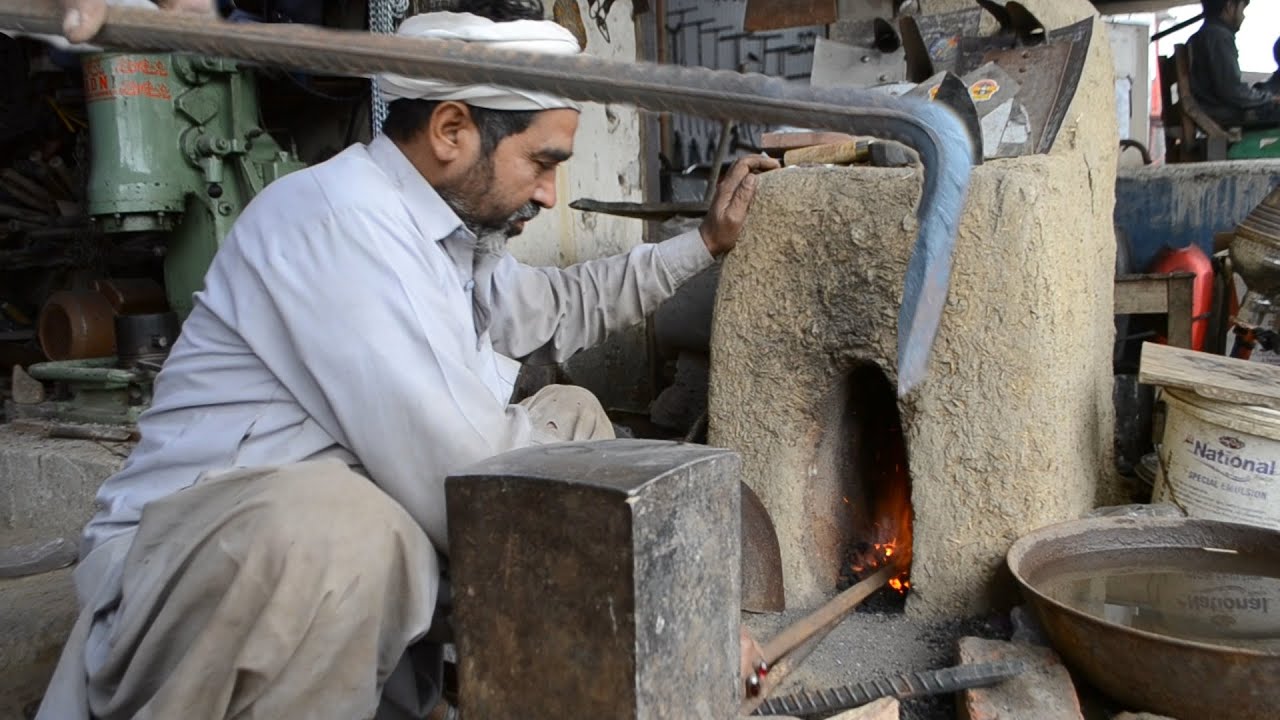 Primitive way of making a Crowbar Pry bar | How to make a Jemmy bar