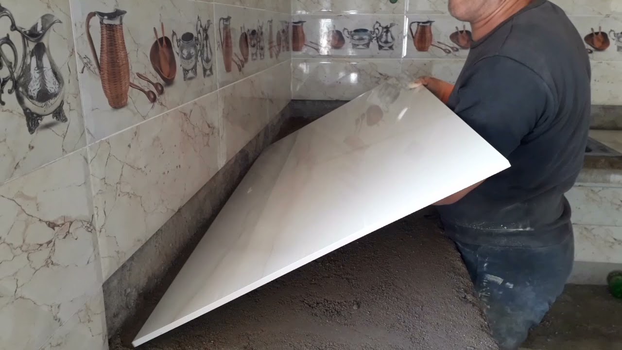 Установка мрамора и кухонной раковины художественным и плавным способом, который расслабляет глаза