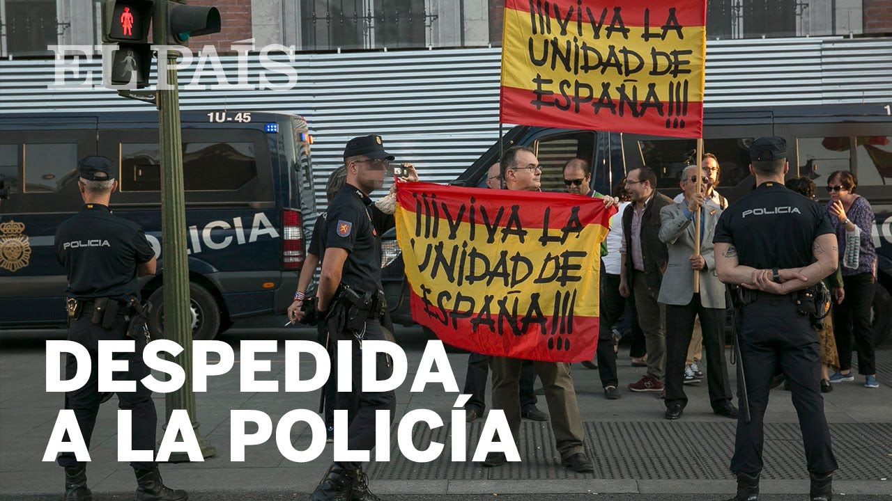Decenas de personas despiden a los agentes que marchan a Cataluña | España