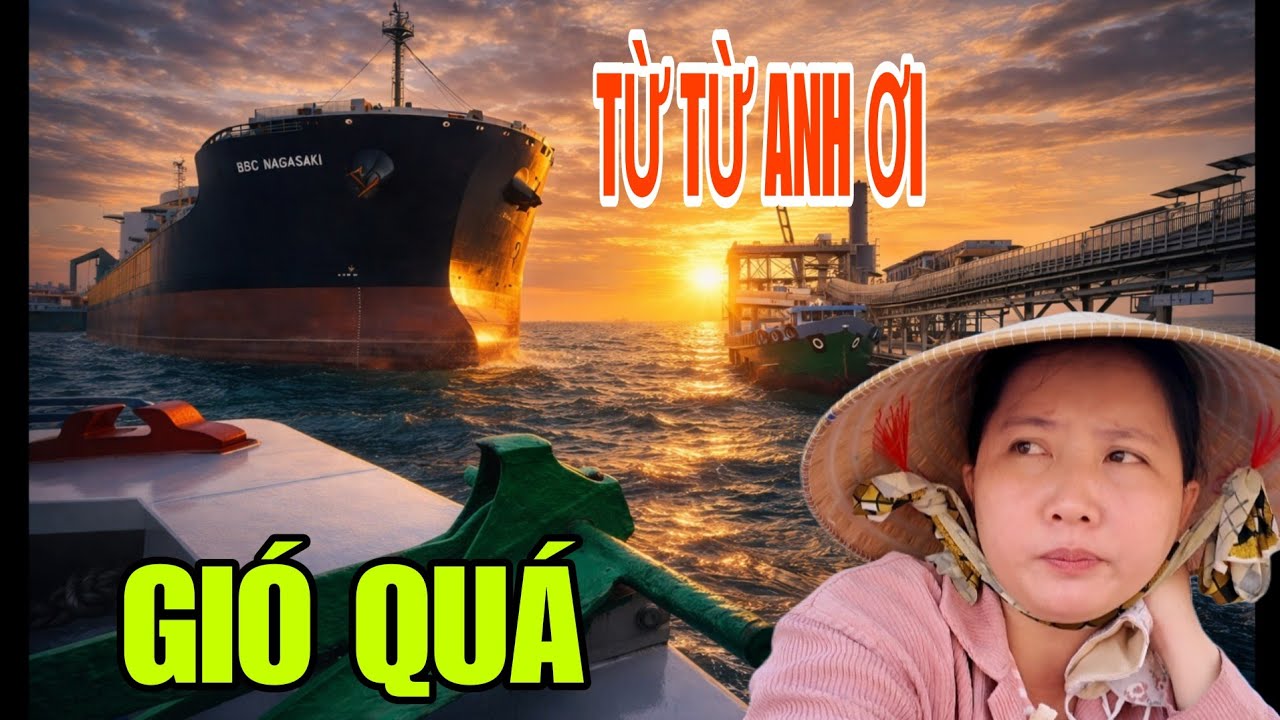 Sà Lan Nhỏ Áp Sát Tàu Khổng Lồ 100.000 Tấn – Khoảnh Khắc Căng Thẳng Khi Vào Cảng Phú Mỹ Gió Mạnh.