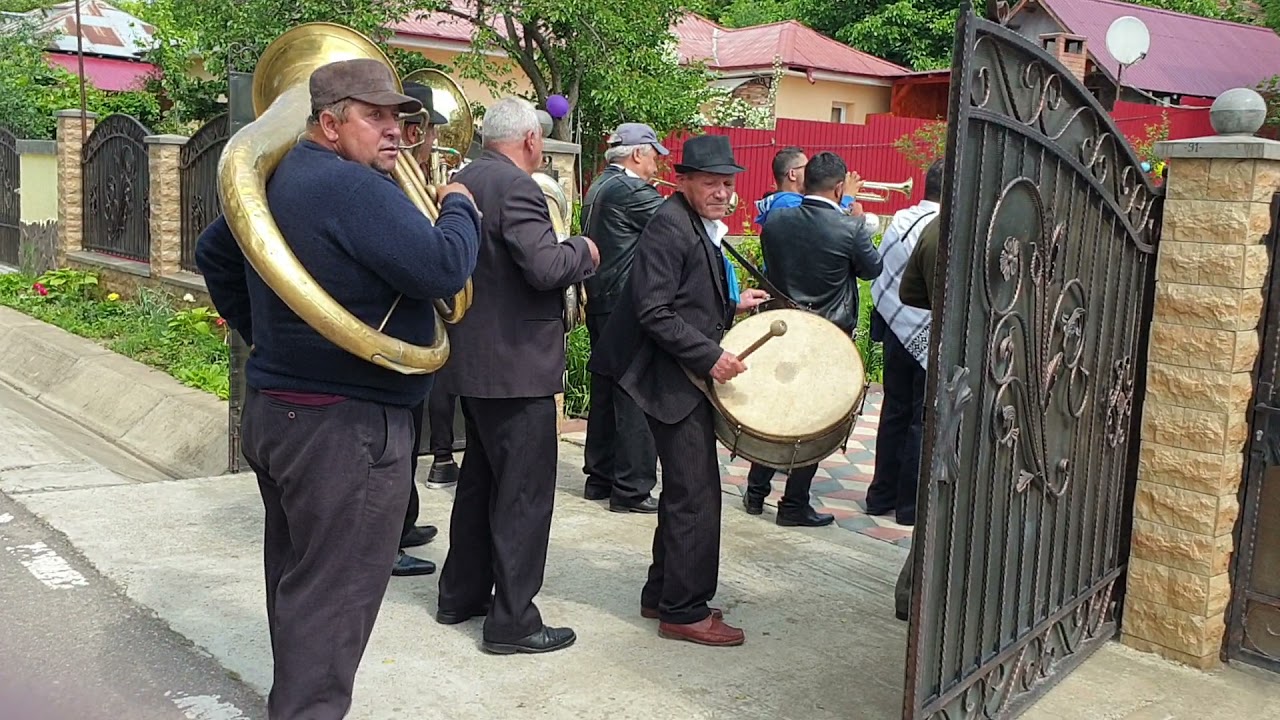 traditii cu fanfara, mirele vine la nași!