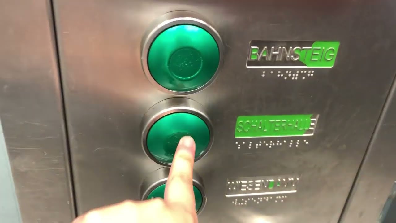 (90 Grad Tür) Fahrstuhl Hütter im U S Bahn Barmbek Hamburg