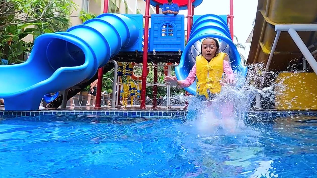 Serunya Bermain Prosotan Air Menyelam Di Kolam Renang Kids Playing Water Slide In The Swimming pool