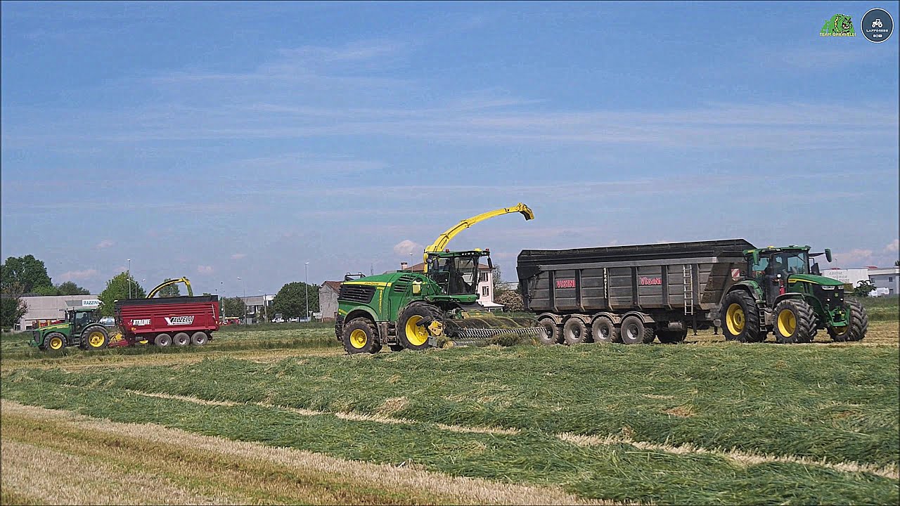 2 JD 9000i in action - Team Garavelli - Big triticale silage - Part 1