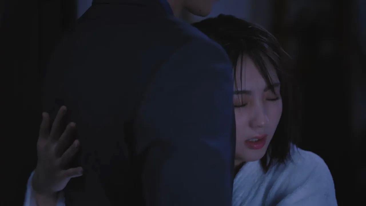 Золушка случайно обнимает красивого доктора и не может не коснуться его сексуальной спины