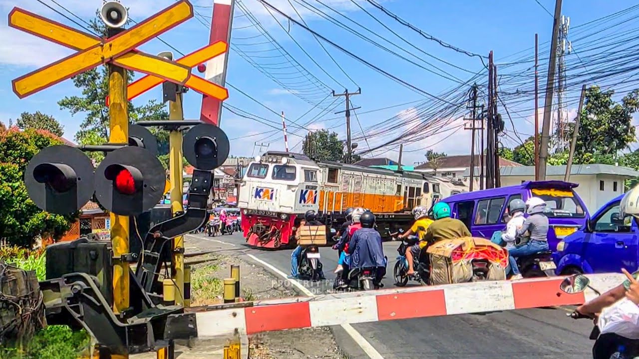 DOUBLE PALANG !! 4 Palang Perlintasan Kereta Api Bogor Sukabumi | Lampu Mati Sebelah
