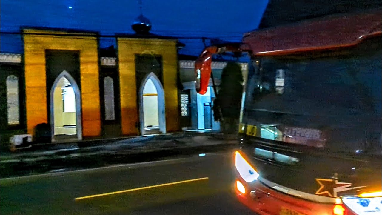 WALAU SEDANG MEMGEJAR SELAH MAJU, DRIVER RIYADI TIDAK LUPA SHOLAT SUBUH DI MASJID WANGON!