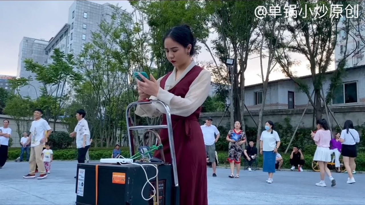 拥你入画！雍吉漂亮的舞姿尽显飘逸之美！——成都街头的藏族锅庄