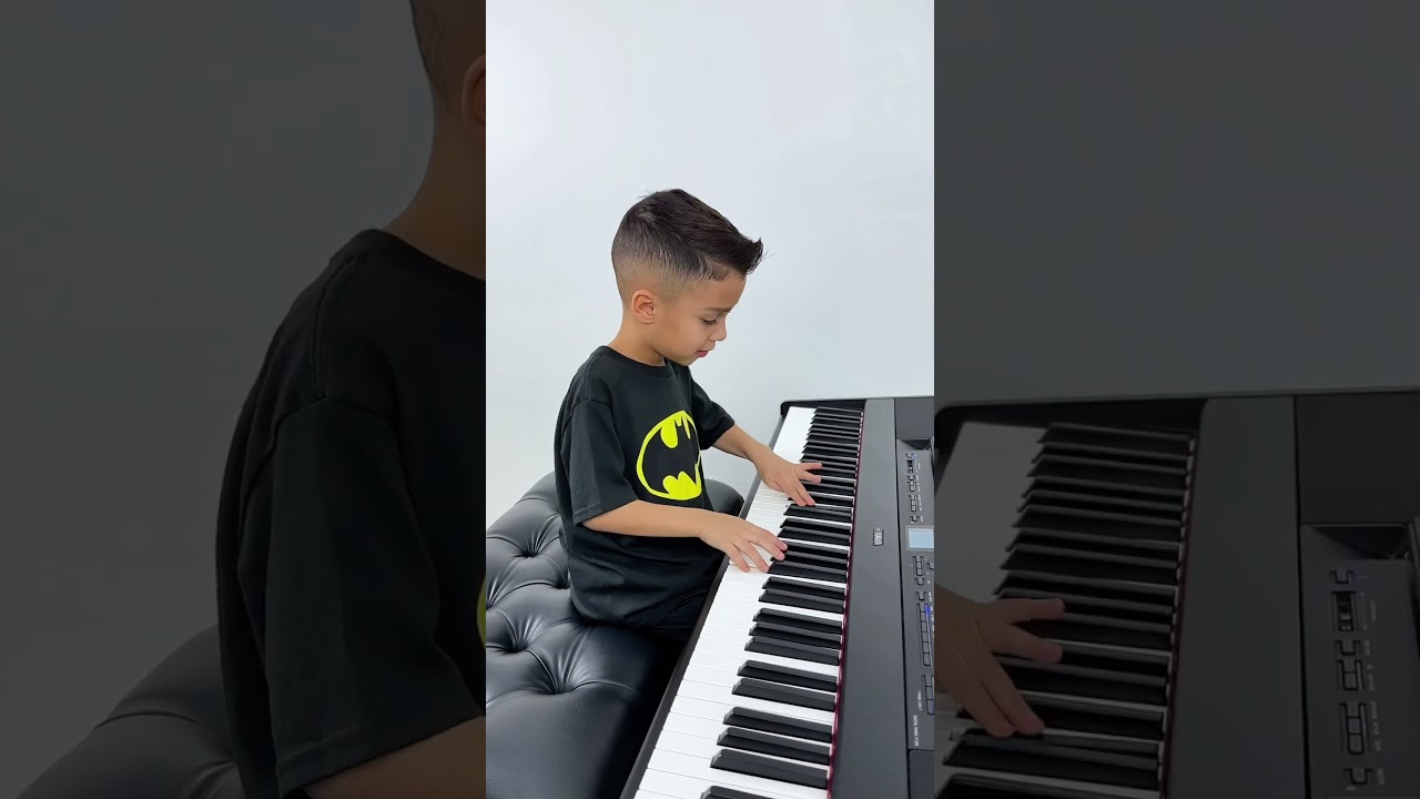 5 Year Old Plays Fur Elise by Beethoven! 💙 - Jelijah Diaz