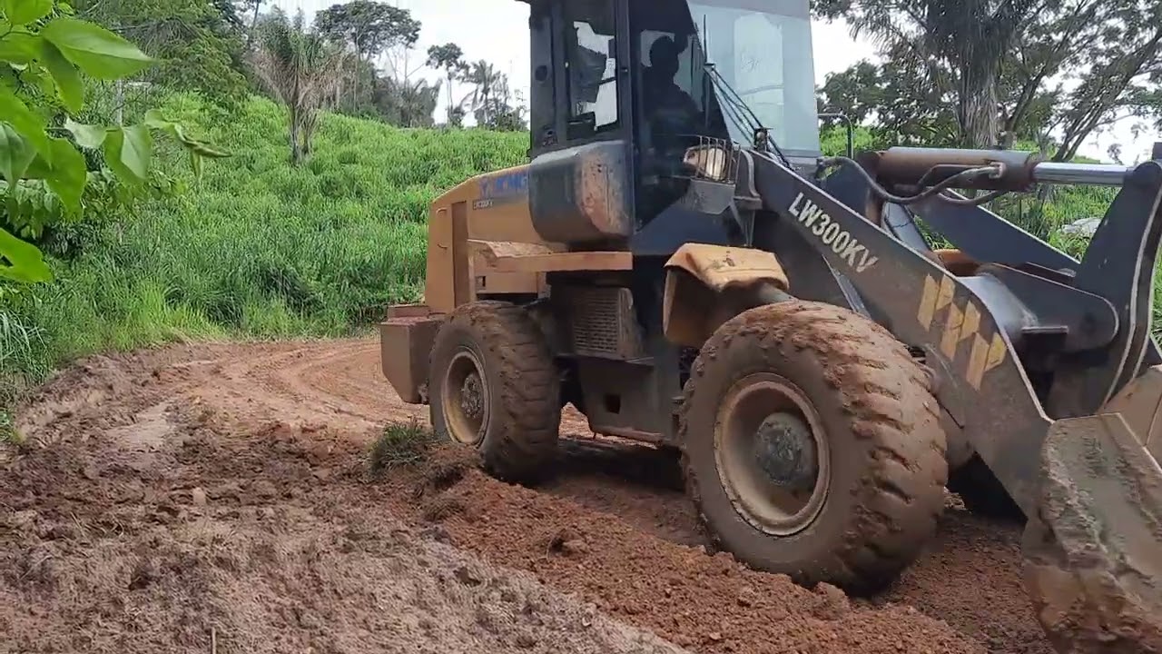 espalhando cascalho com a carregadeira xcmg
