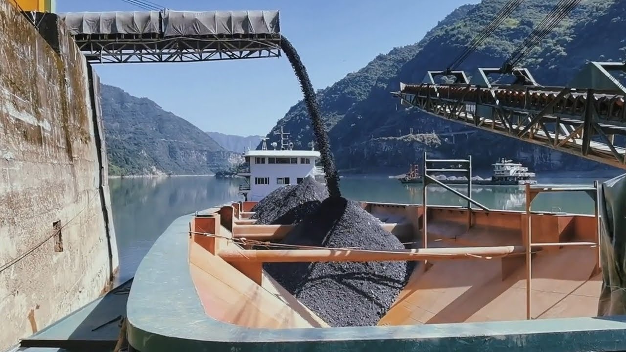 Barge loading and unloading 3460 tons of iron ore - Relaxing video - Vlog of work on barge