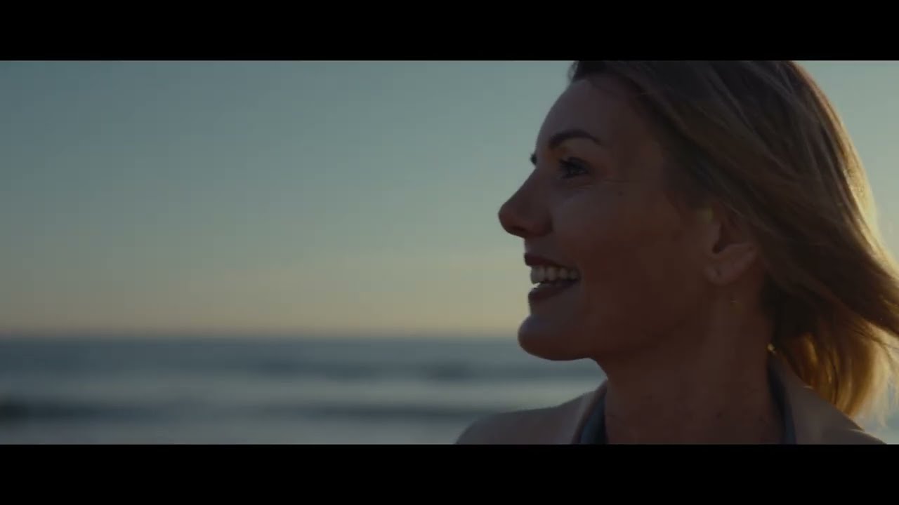 ELYA WALLS - JUSTE UN PEU PLUS LOIN (Clip officiel)