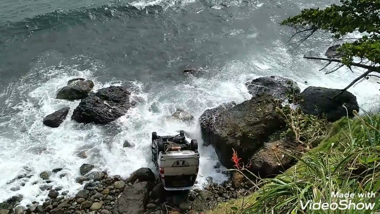VOTE JULIUS GABRIEL FOR GRANDBAY TO SAVE OUR INDEPENDENCE/ VEHICLE GOES OVER CLIFF - SIRI EXPOSING