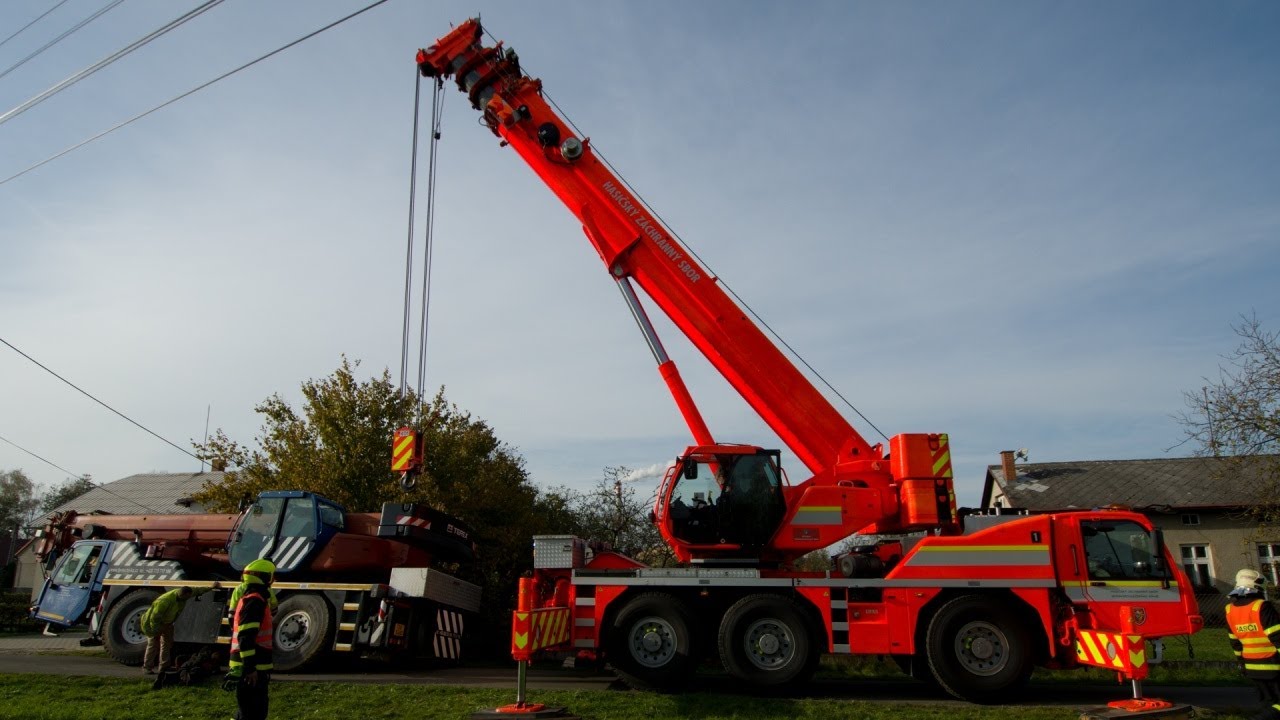 Vyprošťování jeřábu pomocí těžké techniky hasičů a pneumatických vaků, Žabeň, 22.10.2020
