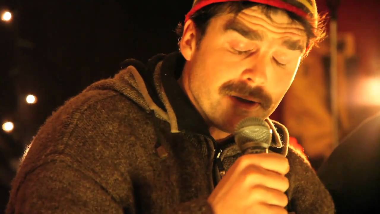 Ger Hoyne sings the Night Visiting Song live in Kennys, Lahinch.
