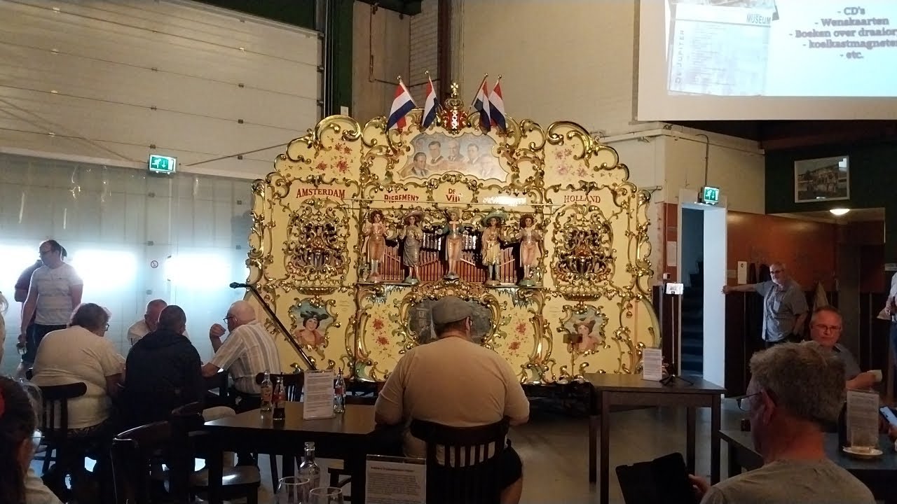 Draaiorgel de Vijf Prominenten tijdens het Pinksterweekend in de hal