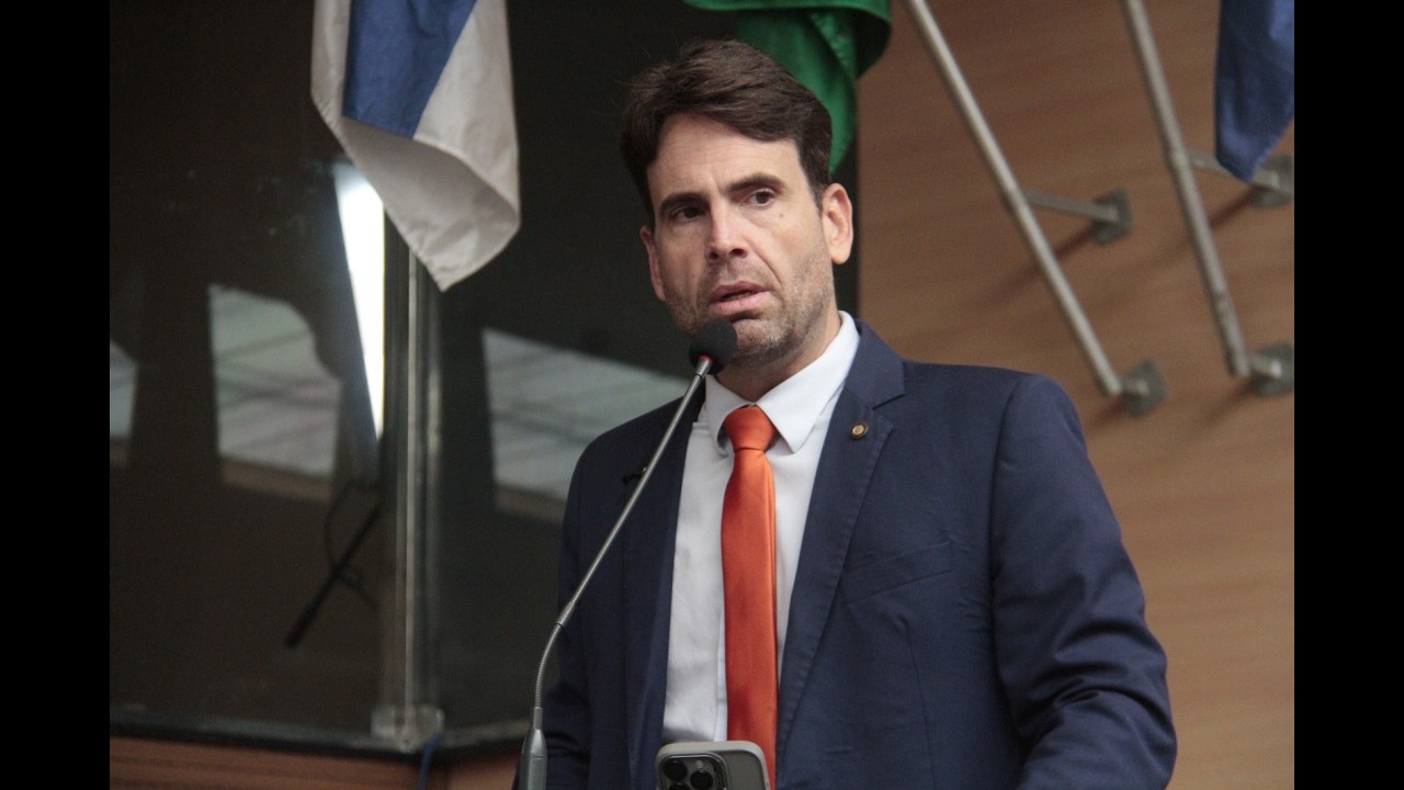 Eduardo Moura discute conjunto de votos de aplauso