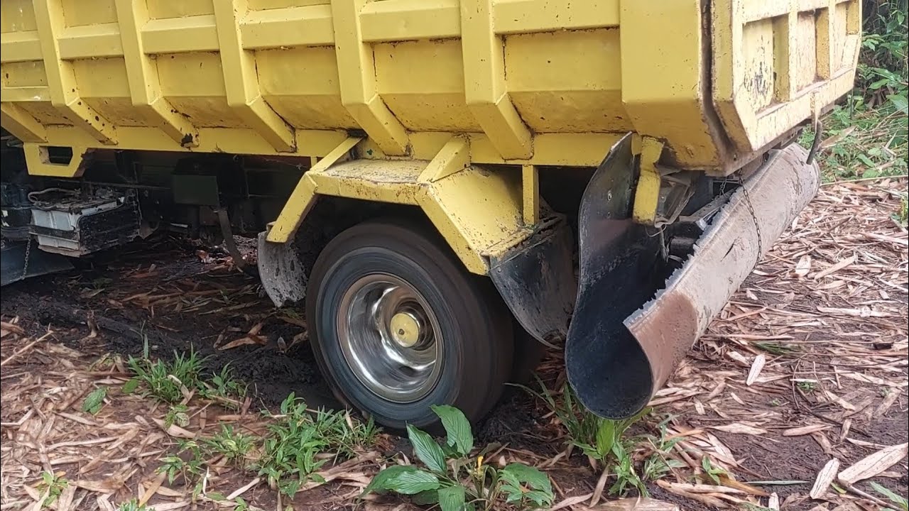 Mobil truk pengangkut batu hampir kesulitan akibat Ban selip