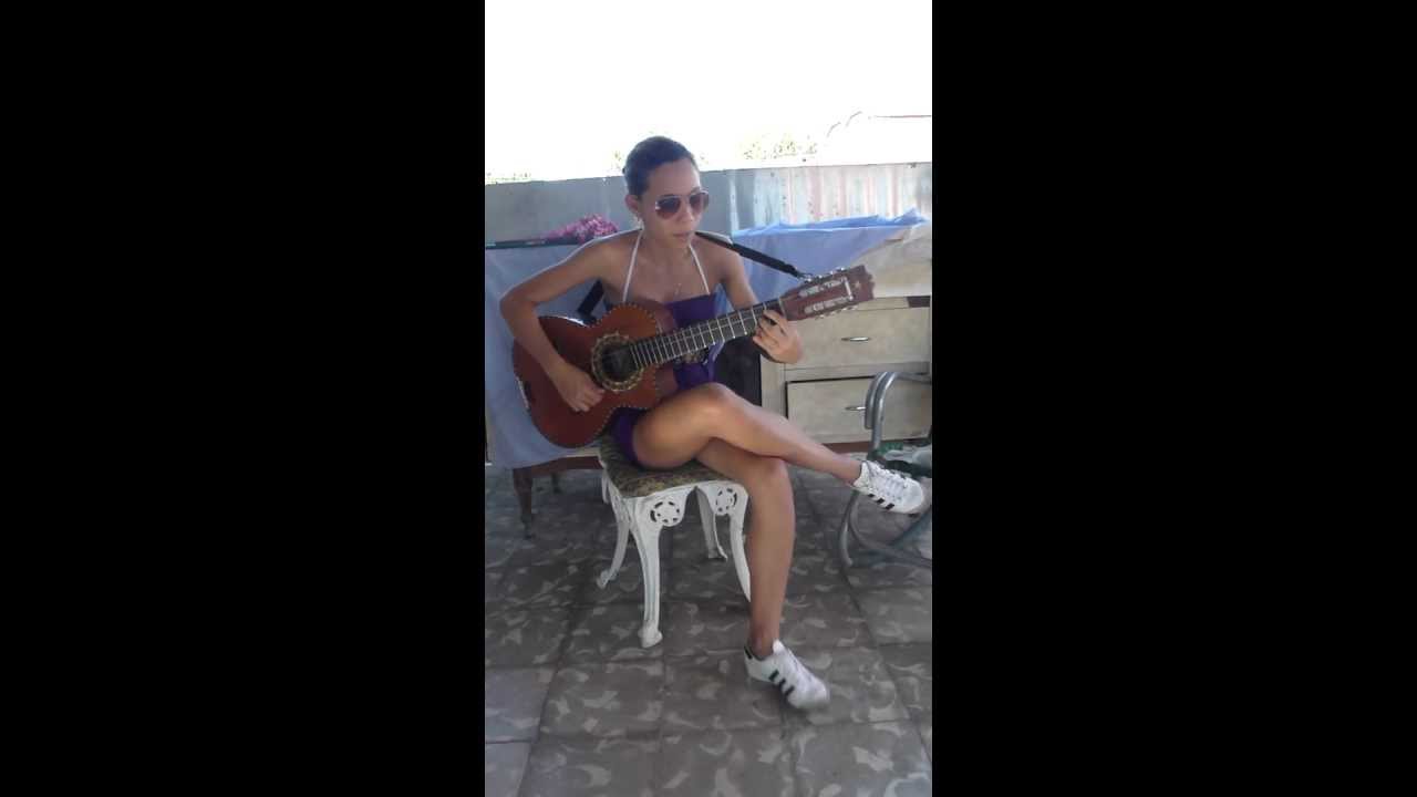 Milagros Albear Matos tocando el cuatro Cubano.MTS