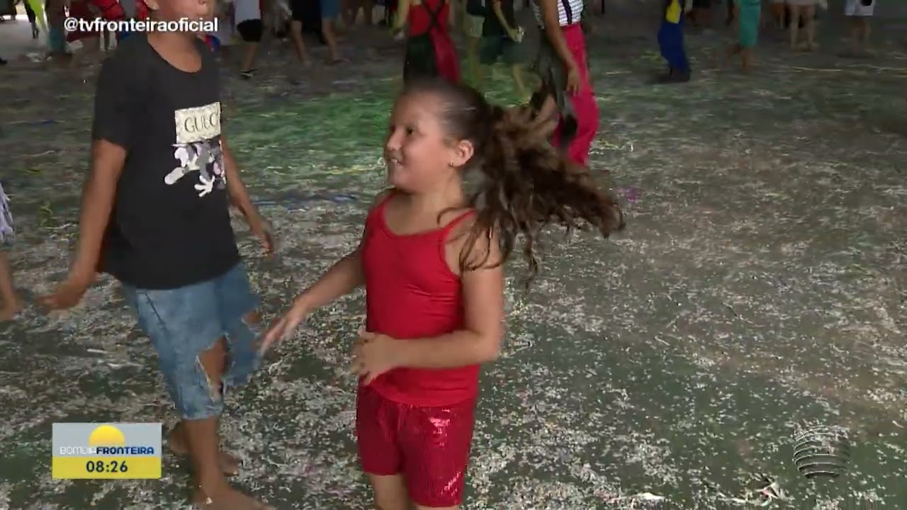 Matinê em Regente Feijó é marcada por marchinhas e alegria em família