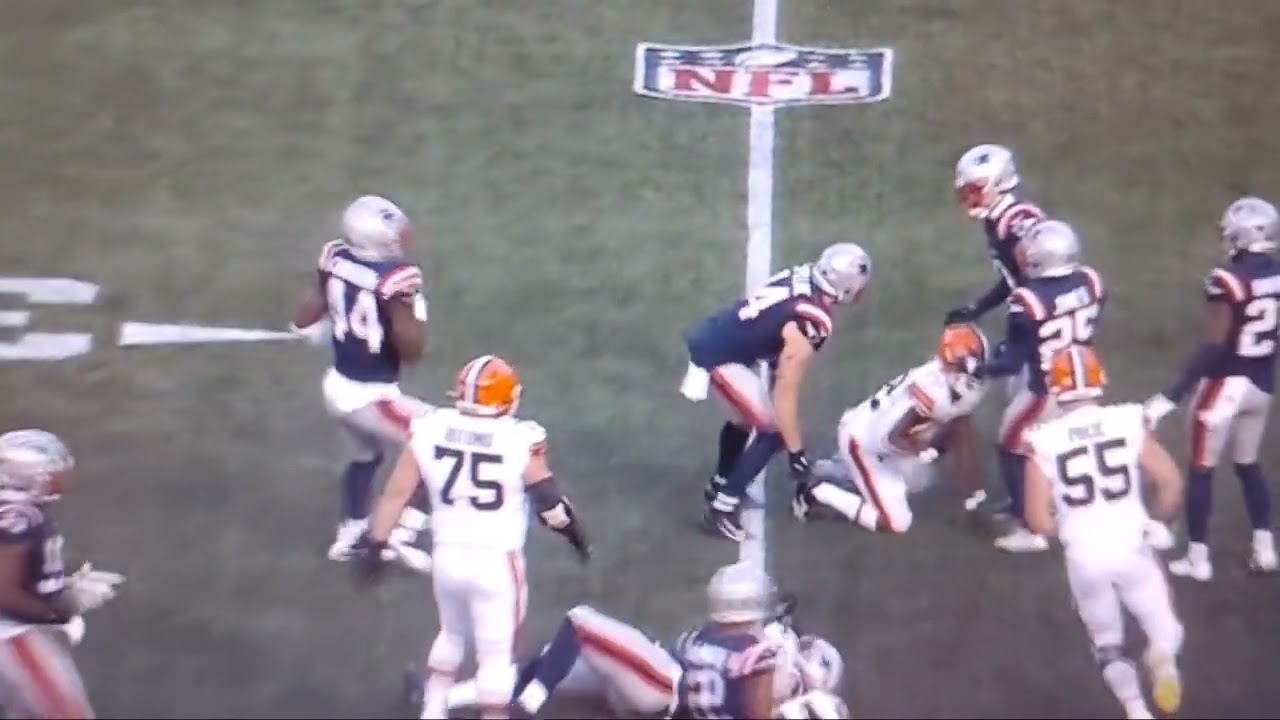 Dillon Gabriel drive in the 4th Qt the wheels falling apart vs Patriots#nfl 