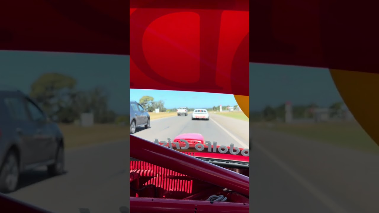 El auto con el que ganó Christian Ledesma su primera carrera en el TC, junto a las Glorias del TC