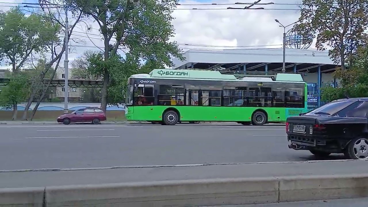 Богдан T70117 3601 отправился с остановки станция метро 