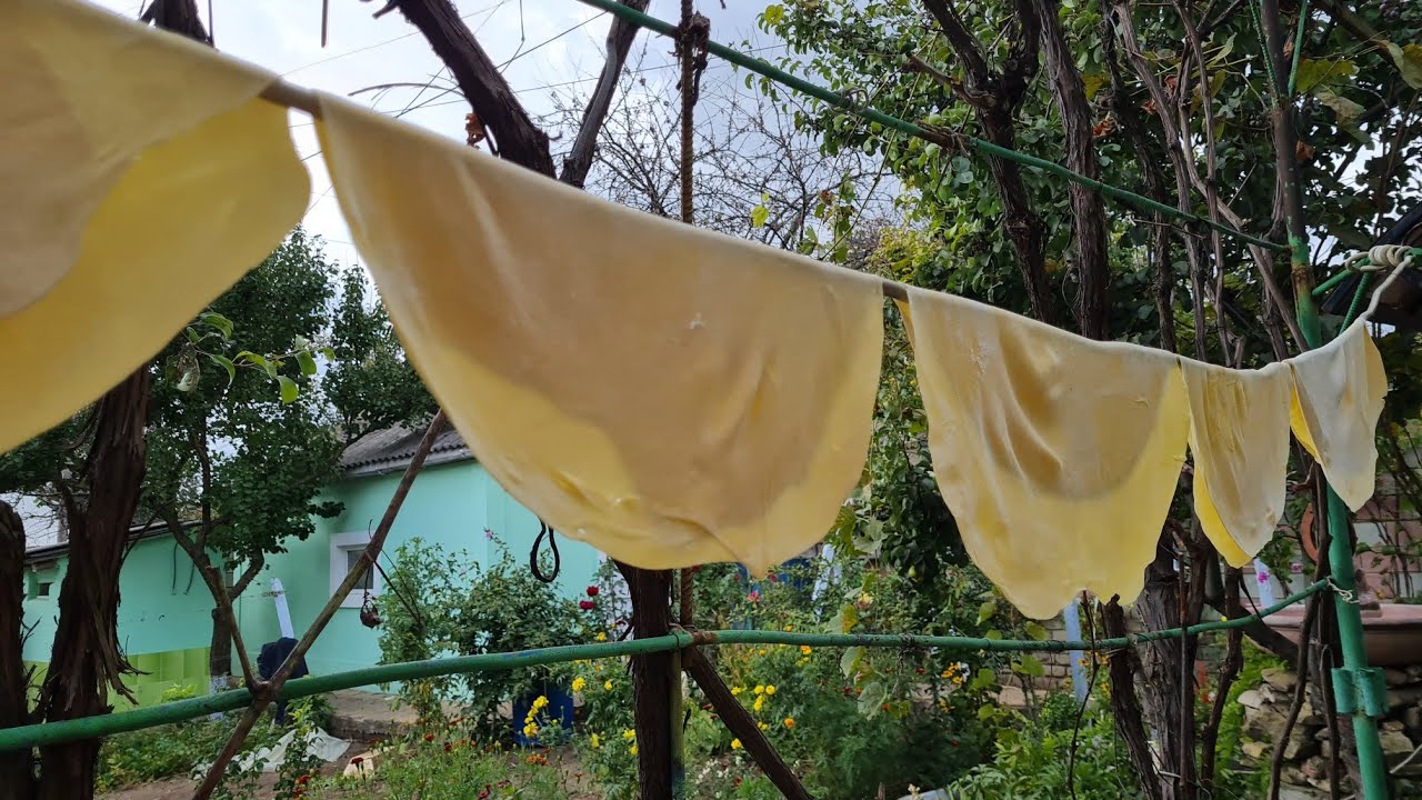 Tăieței de casă uscați afară  pe sfoară.Ca pe vremuri. Asa făcea bunica pentru  cea mai bună zeamă .