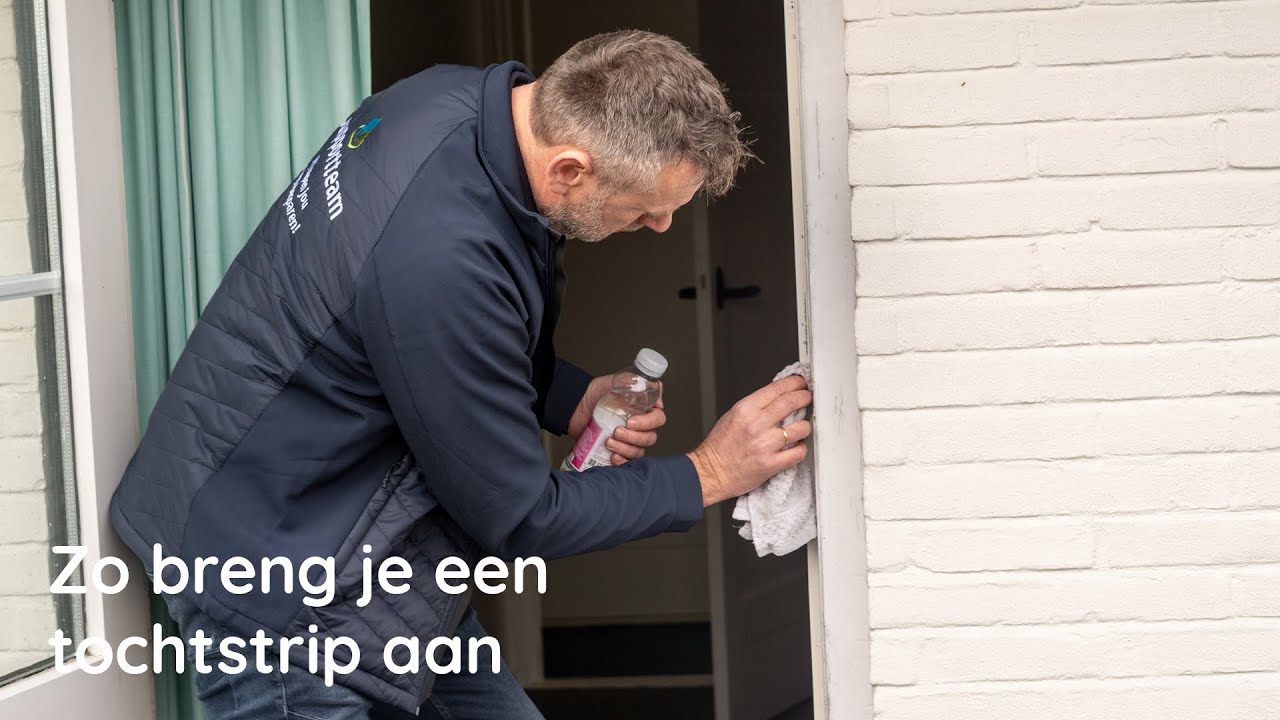 Zo breng je een tochtstrip aan! Hulp bij energie besparen