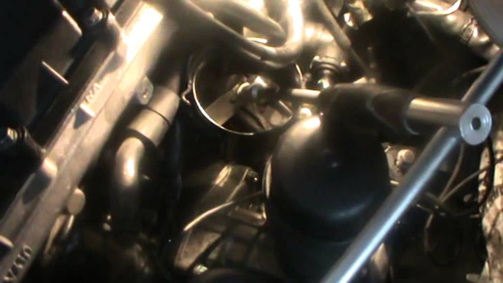 VOLKSWAGEN PASSAT 1.9 TDI 130 cv 4 MOTION. Cambiar /fijar tubo aceite turbo. Video 5 Continuación.