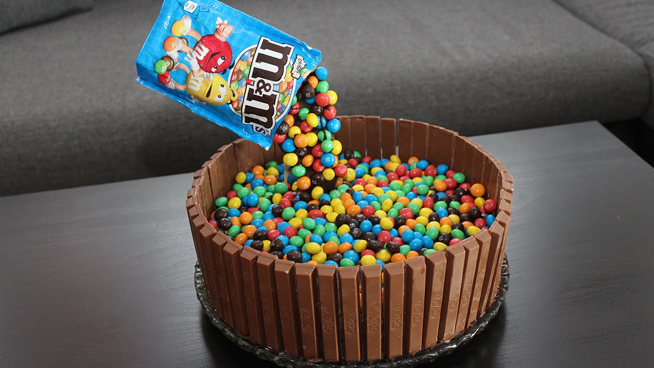 Candy Cake mit M&M's und KitKat - Ganz leicht selber machen!