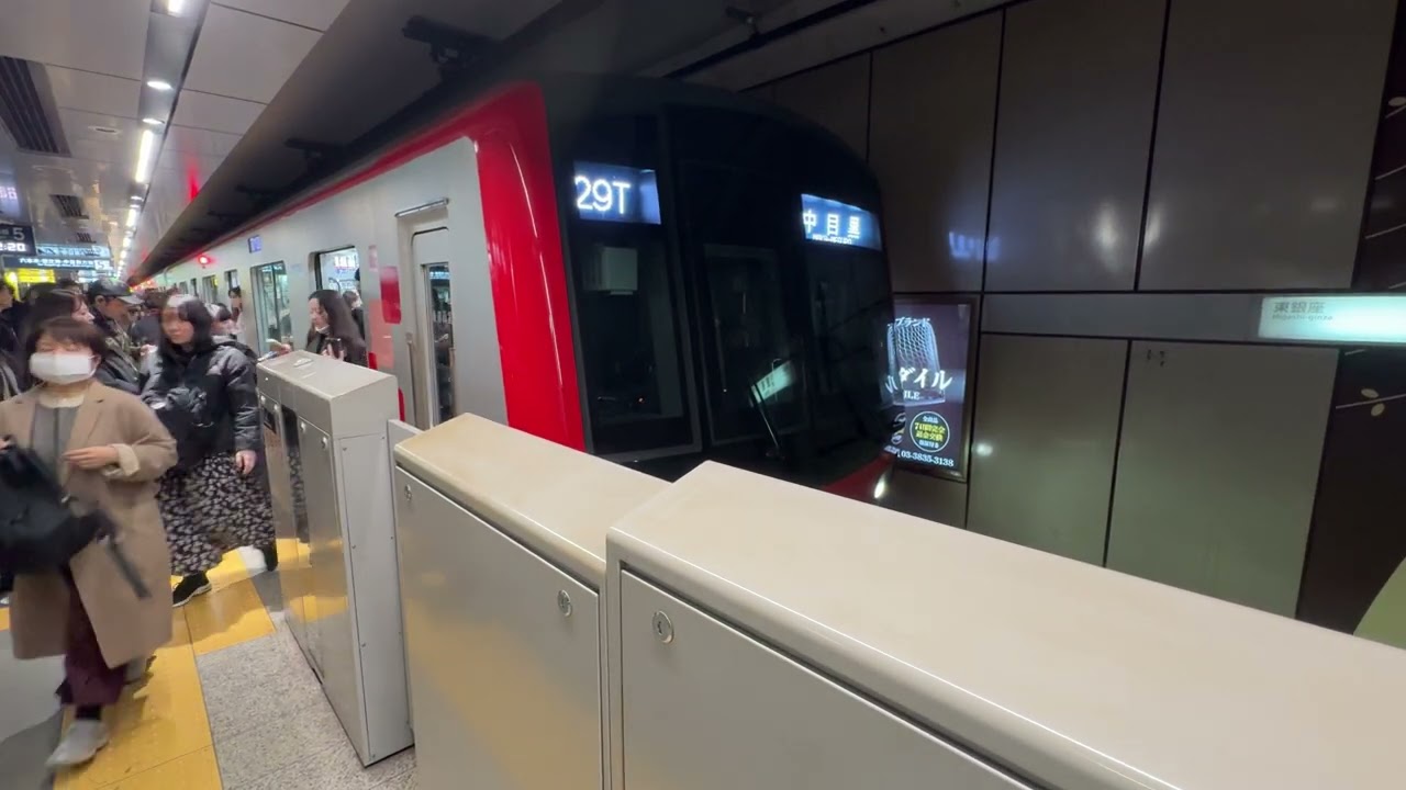 銀座駅で撮ったらギリギリで隣りの駅が見えた？