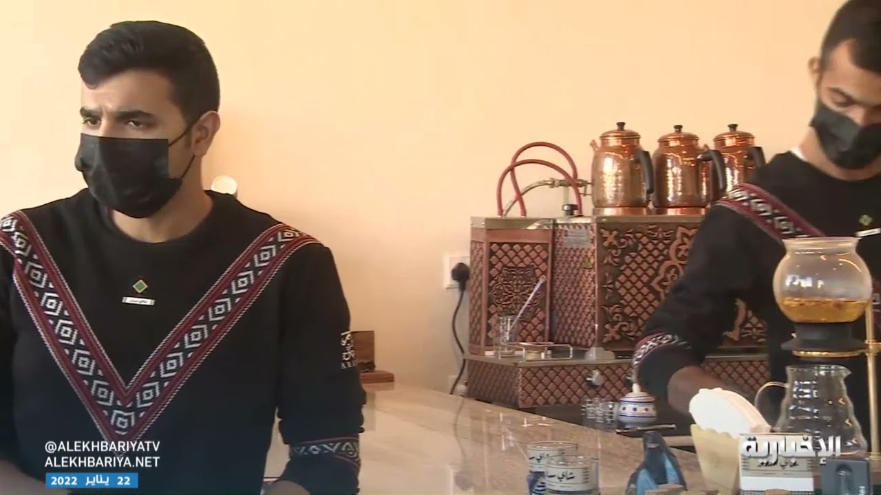 شباب مهندسين يبدعون خارج مجالهم بمحل يجمع بين الشاي والسدو