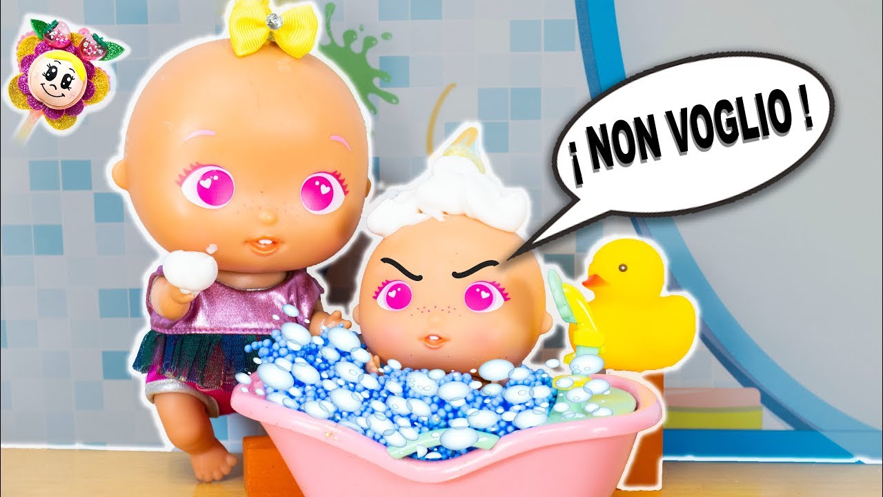 🍓 La bebè Mini Pinky NON VUOLE FARSI IL BAGNO! Storia con bambole e giocattoli 💖