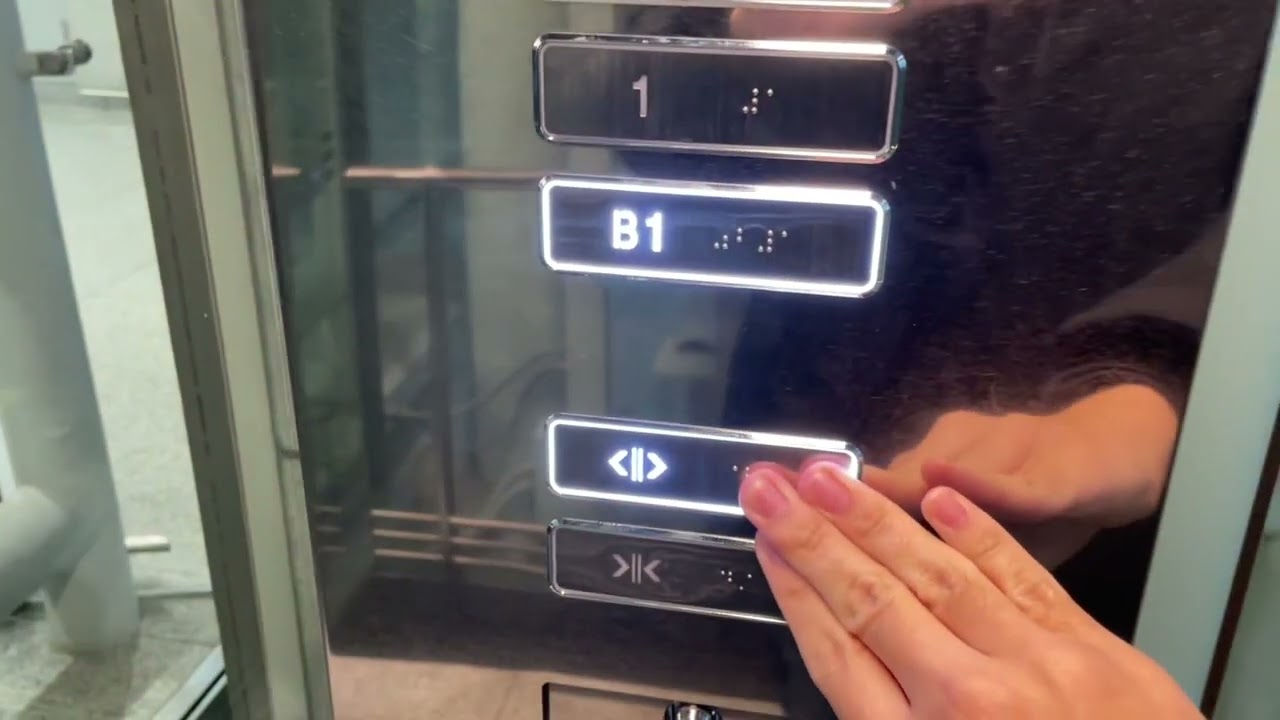 인천광역시 중구 공항로 272 (운서동) 인천국제공항 제1여객터미널 나머지구간 10 LG.OTIS엘리베이터 리모델링전 및 내부운전반 교체후 탑사기 (1)