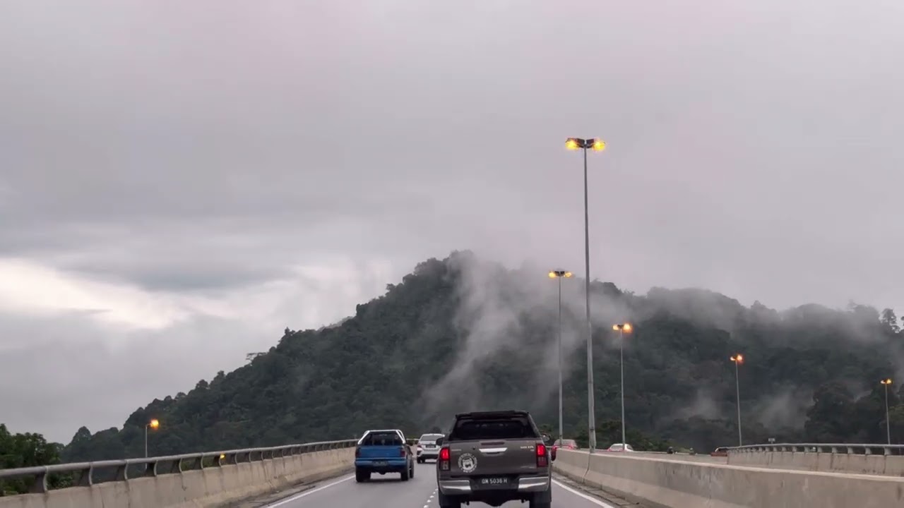 DAMAI - FOKUS KEPADA KEHIJAUAN BUKIT BUKAU DI KIRI KANAN JALAN MEMBUATKAN AKU RASA DAMAI