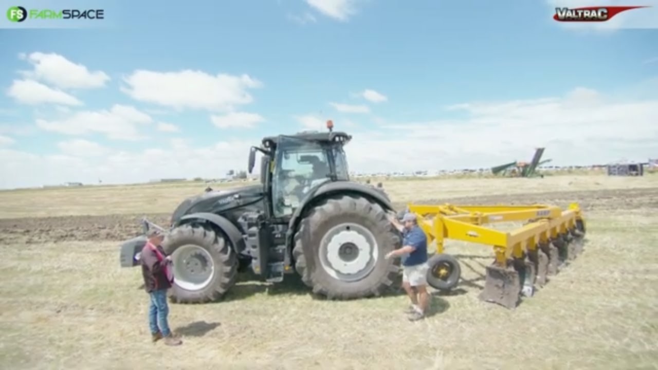 Hoe vaar die Valtra S374 trekker saam met 'n TATU swaaibalk ploeg?