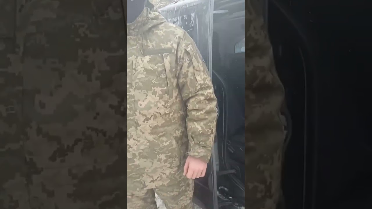 Жінка до кінця захищає від ТЦК незнайомого чоловіка