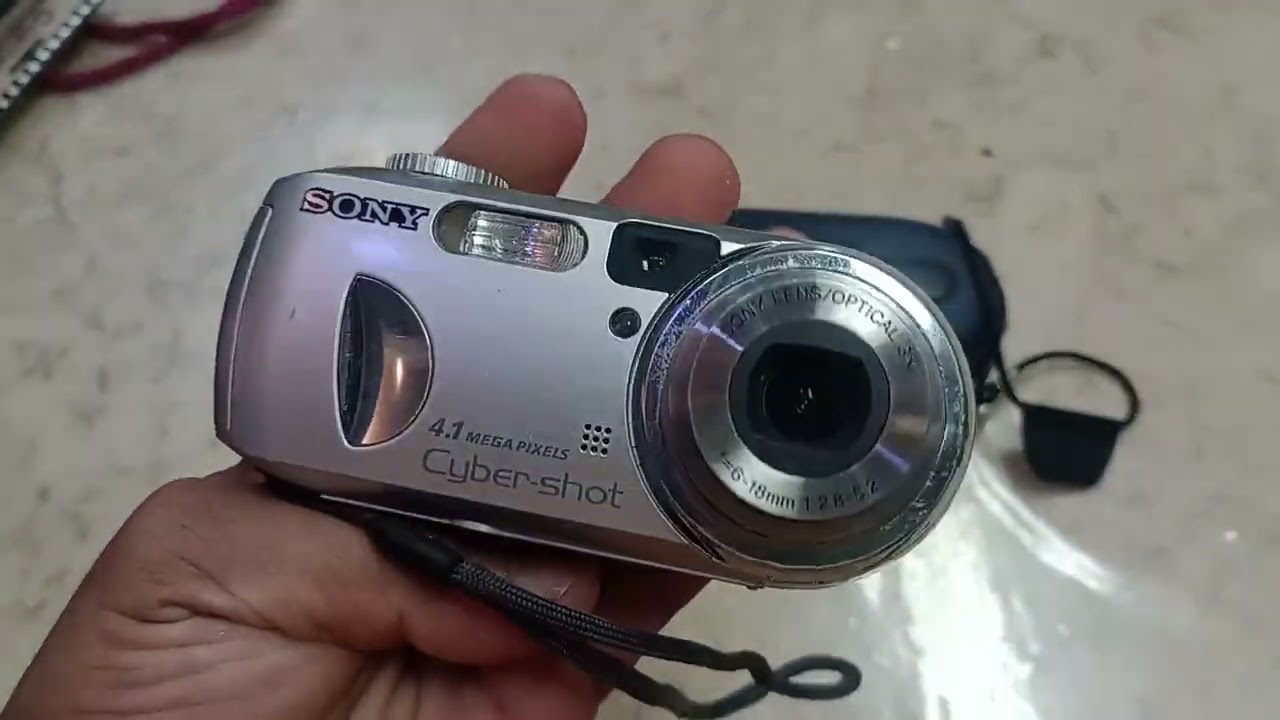 Esta é uma câmera digital compacta Sony Cyber-shot DSC-P73.