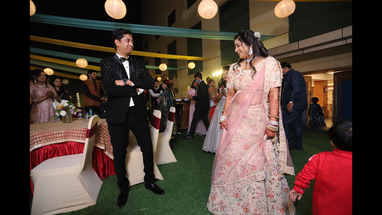 Here comes Bride on her Engagement Day | Surprise dance entry by Bride | Arjee | Arjun & Eeshita