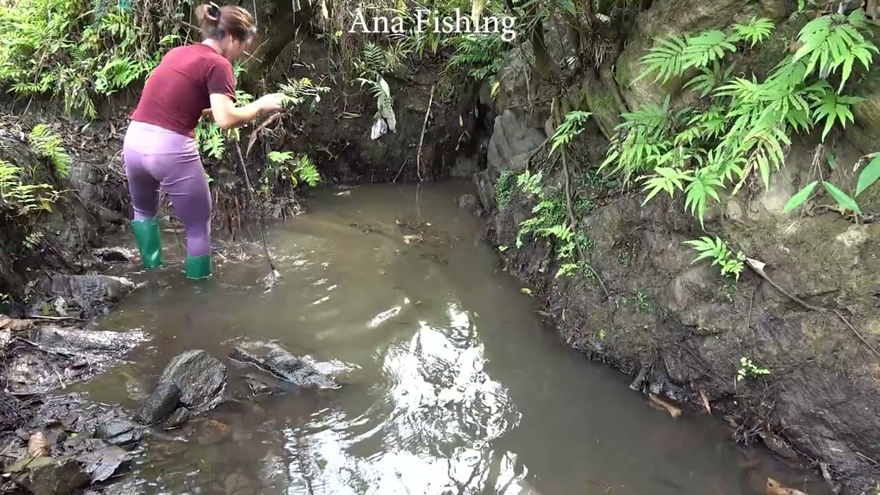 Hunting Wild Fish, How To Catch Fish on the Wild Lakes, Fishing Alone Catch a Lots of Fish