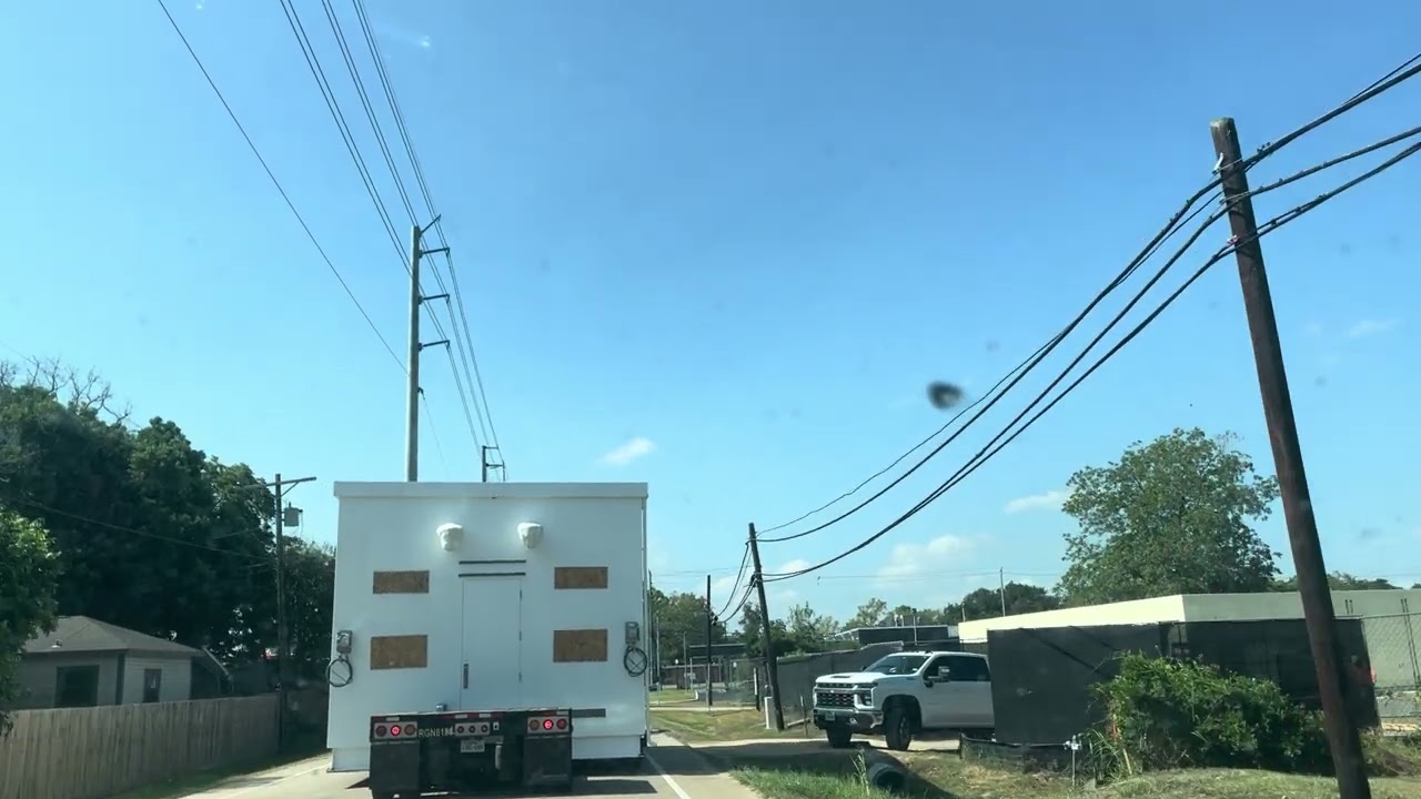 ESCORTING A LOAD THAT NEED A HIGH POLE 😖