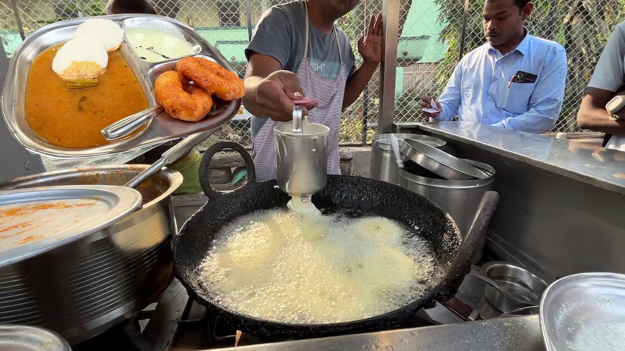 Kolhapuri Medu Vada | Kolhapur Street Food | Indian Street Food