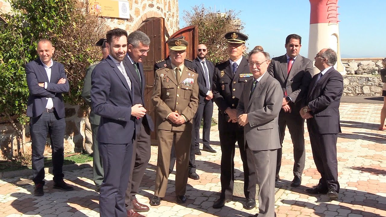 Pérez visita el punto de control policial del puerto deportivo