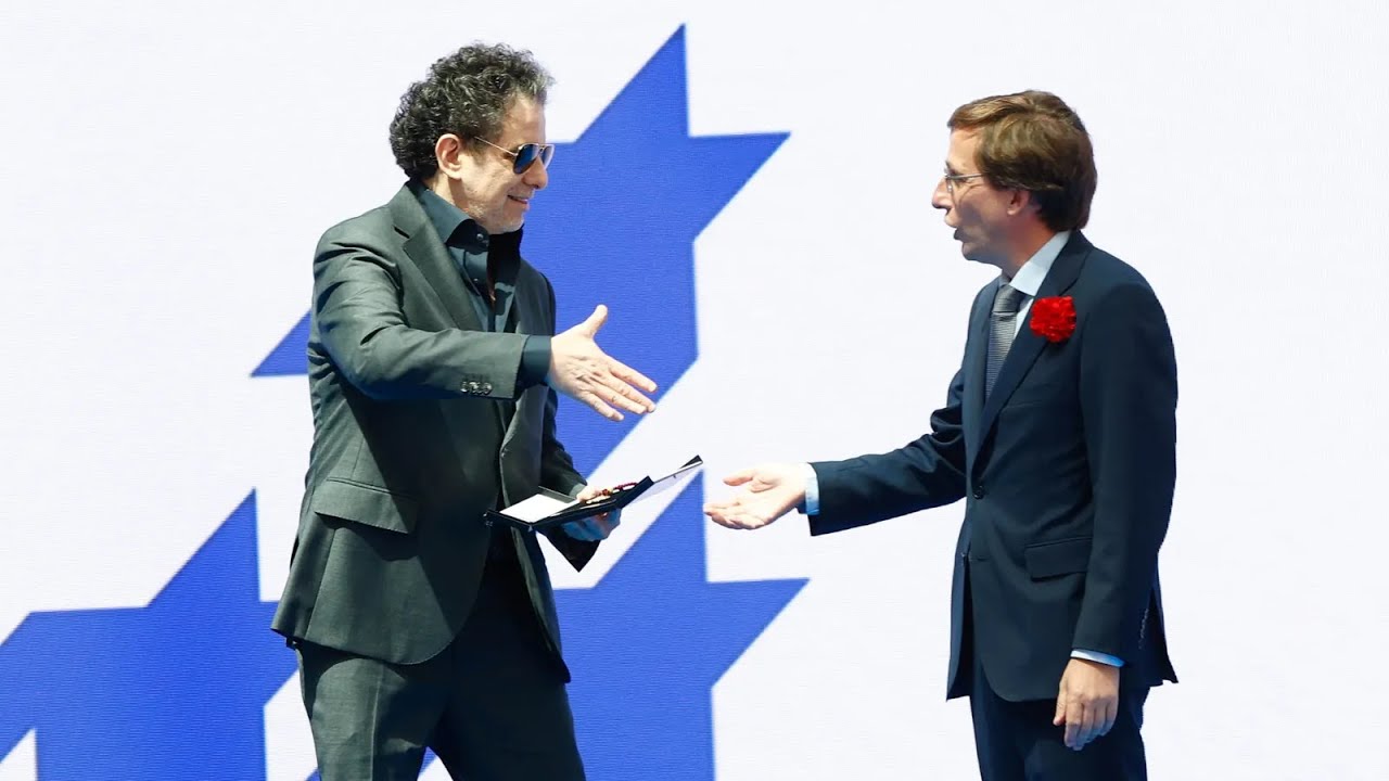 Andrés Calamaro recibiendo la Medalla de Madrid (15 de mayo de 2022)