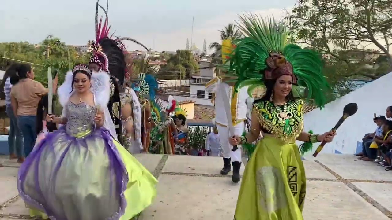 Cera en honor a la Santa Cruz con la Danza de la Conquista de México en Ometepec, Guerrero