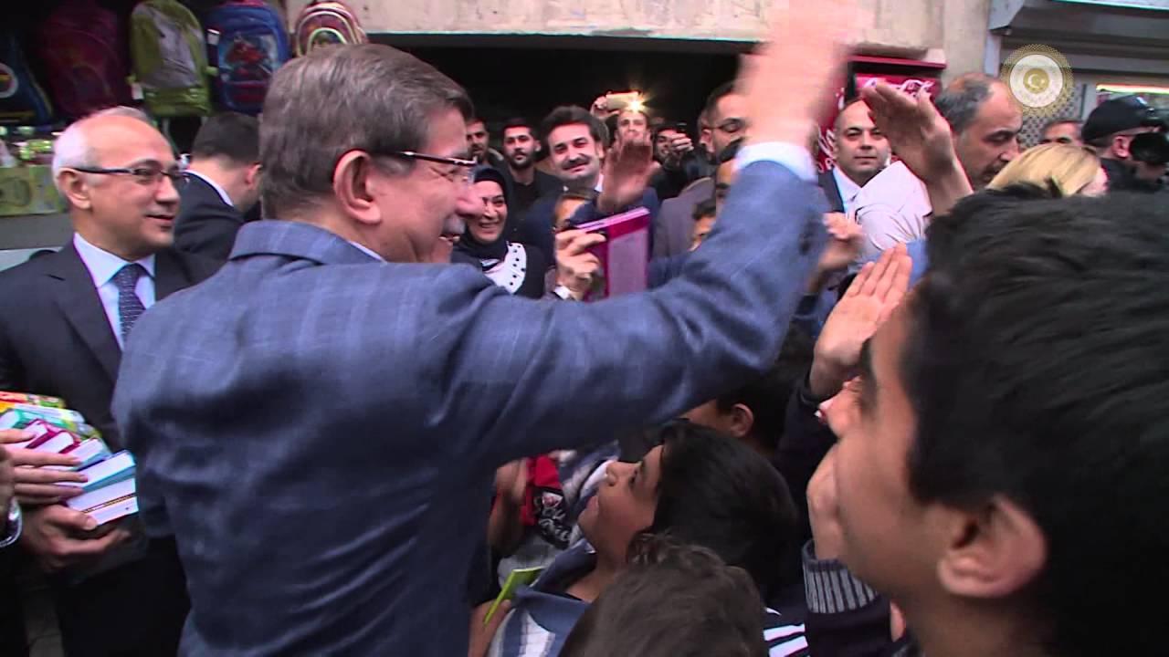 Başbakan Ahmet Davutoğlu, Muş Varto'da okul bahçesinde gördüğü çocuklarla futbol oynadı.
