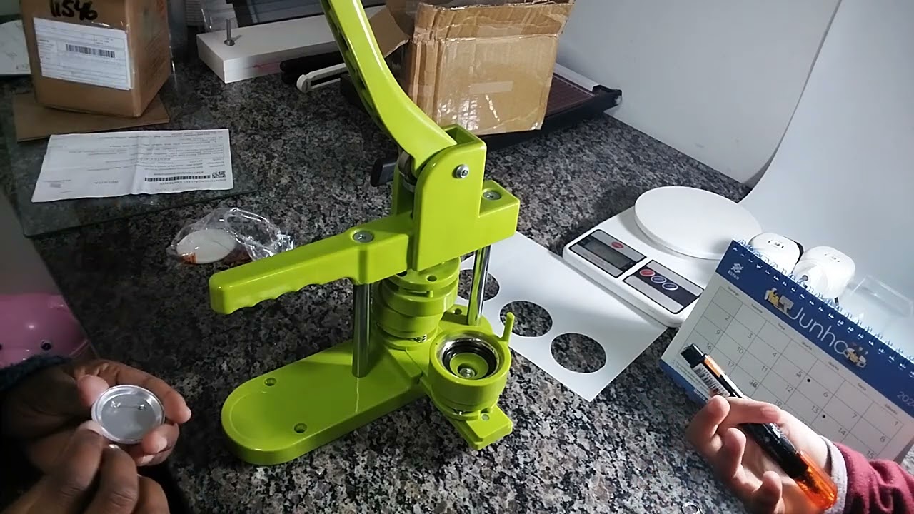 GRÁFICA RÁPIDA - USANDO A MARCA NACIONAL DE BOTTONS NA MÁQUINA DA CHINA, COLOCANDO ALFINETE
