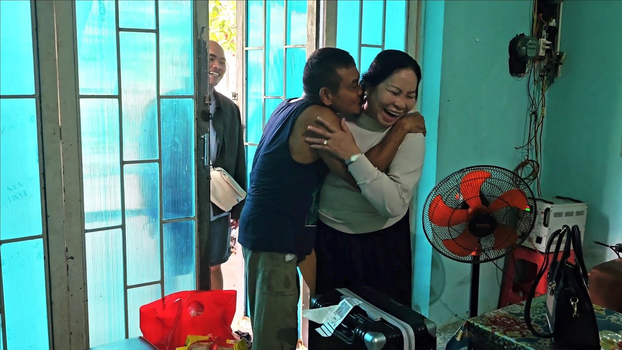 Vợ đi du lịch về bà bá ôm hôn liên tục trong hạnh phúc | Uthuyvlogs.