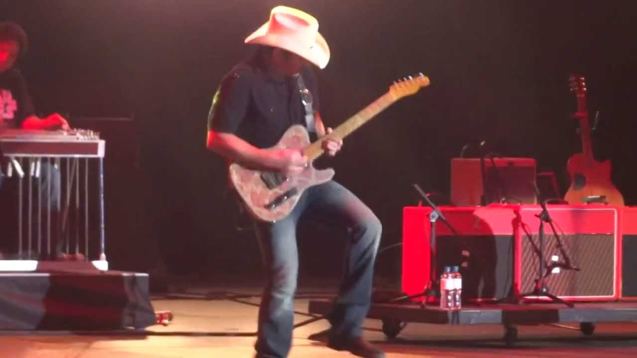Brad Paisley in London UK 03/16/14 - The Mona Lisa